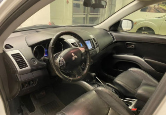 Подержанный автомобиль Mitsubishi Outlander 2011 года (7 фото)