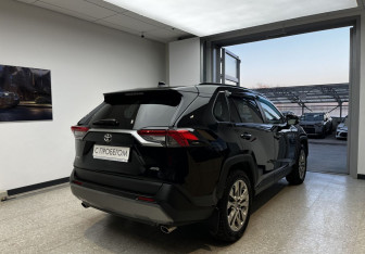 Подержанный автомобиль Toyota RAV4 2022 года (4 фото)
