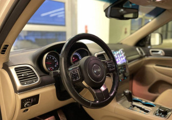 Подержанный автомобиль Jeep Grand Cherokee 2011 года (8 фото)