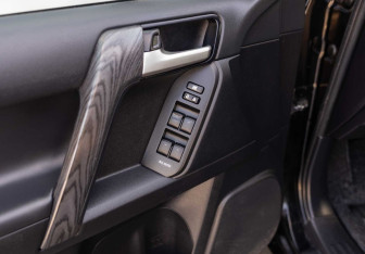 Подержанный автомобиль Toyota Land Cruiser Prado 2019 года (16 фото)
