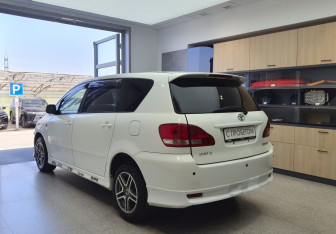 Подержанный автомобиль Toyota Ipsum 2002 года (6 фото)