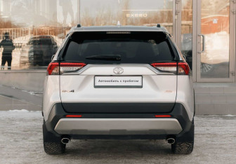 Подержанный автомобиль Toyota RAV4 2020 года (6 фото)