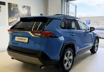 Подержанный автомобиль Toyota RAV4 2021 года (4 фото)