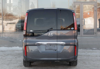 Подержанный автомобиль Honda Stepwgn 2016 года (6 фото)