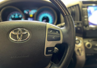 Подержанный автомобиль Toyota Land Cruiser Suv 2008 года (15 фото)