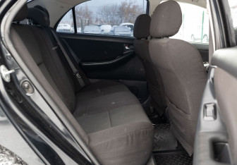 Подержанный автомобиль Toyota Corolla Sedan 2005 года (17 фото)