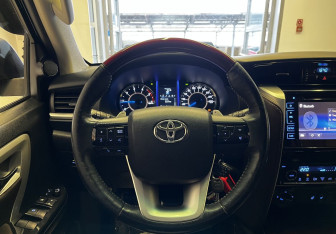 Подержанный автомобиль Toyota Fortuner 2017 года (10 фото)