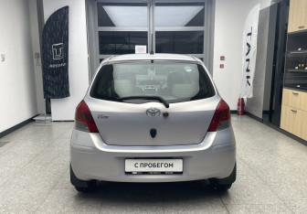 Подержанный автомобиль Toyota Vitz 2010 года (6 фото)