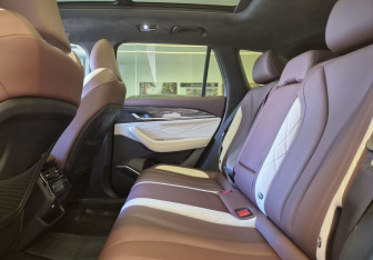 Подержанный автомобиль Geely Monjaro 2023 года (13 фото)