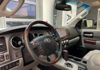 Подержанный автомобиль Toyota Sequoia 2011 года (7 фото)