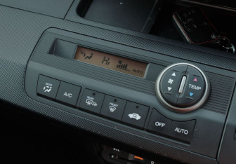 Подержанный автомобиль Honda Freed 2011 года (15 фото)