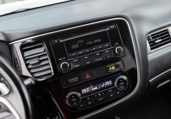 Подержанный автомобиль Mitsubishi Outlander 2013 года (14 фото)