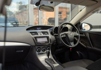 Подержанный автомобиль Mazda Axela Sedan 2012 года (10 фото)