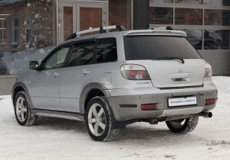 Подержанный автомобиль Mitsubishi Outlander 2004 года (7 фото)