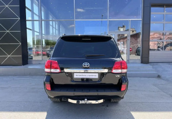 Подержанный автомобиль Toyota Land Cruiser Suv 2008 года (7 фото)