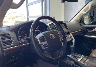 Подержанный автомобиль Toyota Land Cruiser Suv 2014 года (7 фото)