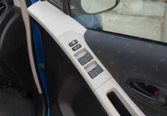 Подержанный автомобиль Toyota Vitz 2009 года (15 фото)