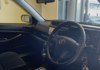 Подержанный автомобиль Toyota Succeed 2015 года (10 фото)