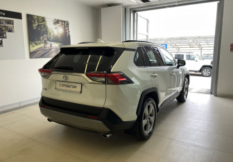 Подержанный автомобиль Toyota RAV4 2020 года (4 фото)