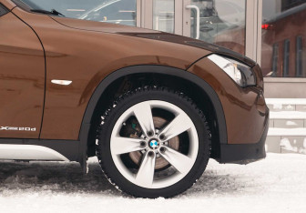 Подержанный автомобиль BMW X1 2011 года (9 фото)