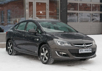 Подержанный автомобиль Opel Astra Sedan 2012 года (3 фото)