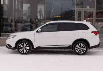 Подержанный автомобиль Mitsubishi Outlander 2019 года (8 фото)