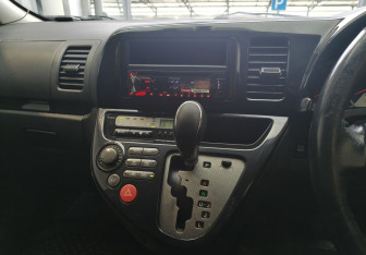 Подержанный автомобиль Toyota Wish Compactvan 2003 года (11 фото)