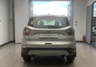 Подержанный автомобиль Ford Kuga 2018 года (5 фото)
