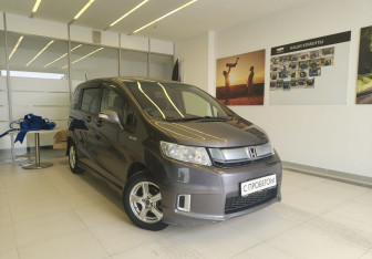 Подержанный автомобиль Honda Freed 2014 года (3 фото)
