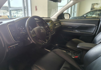 Подержанный автомобиль Mitsubishi Outlander 2019 года (7 фото)
