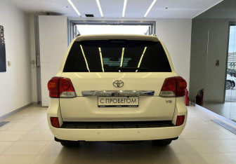 Подержанный автомобиль Toyota Land Cruiser Suv 2014 года (5 фото)