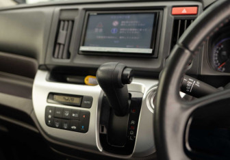 Подержанный автомобиль Honda N-WGN 2014 года (15 фото)