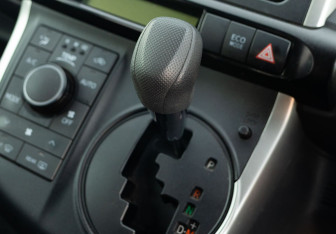 Подержанный автомобиль Toyota Wish Minivan 2013 года (14 фото)