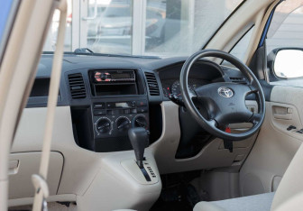 Подержанный автомобиль Toyota Corolla Spacio 2002 года (10 фото)