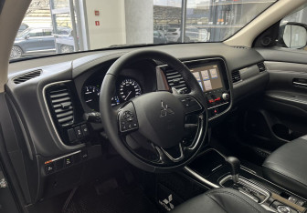 Подержанный автомобиль Mitsubishi Outlander 2020 года (7 фото)