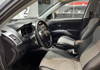 Подержанный автомобиль Mitsubishi Outlander 2007 года (12 фото)