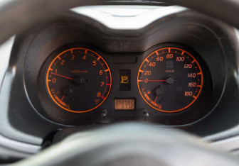 Подержанный автомобиль Nissan Avenir 2001 года (12 фото)