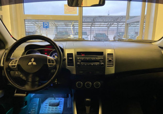Подержанный автомобиль Mitsubishi Outlander 2007 года (9 фото)