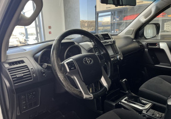 Подержанный автомобиль Toyota Land Cruiser Prado 2015 года (7 фото)