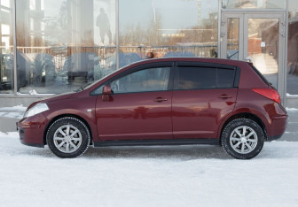 Подержанный автомобиль Nissan Tiida Hatchback 2007 года (8 фото)