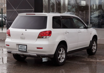 Подержанный автомобиль Mitsubishi Airtrek 2002 года (5 фото)