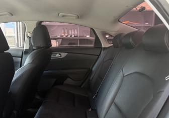 Подержанный автомобиль Kia K3 Sedan 2018 года (13 фото)