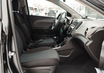 Подержанный автомобиль Chevrolet Aveo Sedan 2013 года (19 фото)