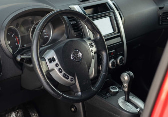 Подержанный автомобиль Nissan X-Trail 2010 года (11 фото)