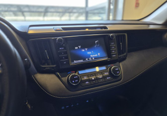 Подержанный автомобиль Toyota RAV4 2017 года (12 фото)