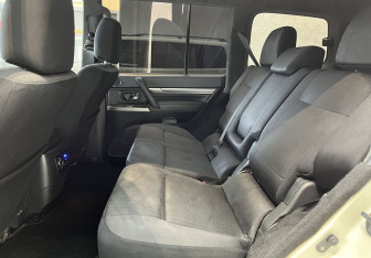 Подержанный автомобиль Mitsubishi Pajero 2020 года (14 фото)