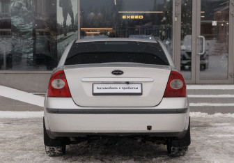 Подержанный автомобиль Ford Focus Sedan 2007 года (6 фото)