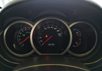 Подержанный автомобиль Suzuki Grand Vitara 2006 года (10 фото)