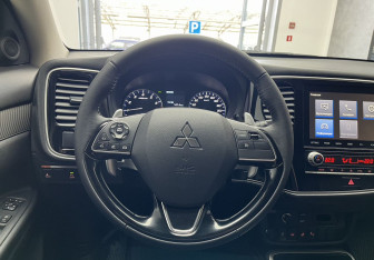Подержанный автомобиль Mitsubishi Outlander 2020 года (10 фото)