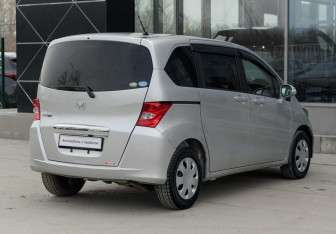 Подержанный автомобиль Honda Freed 2011 года (5 фото)